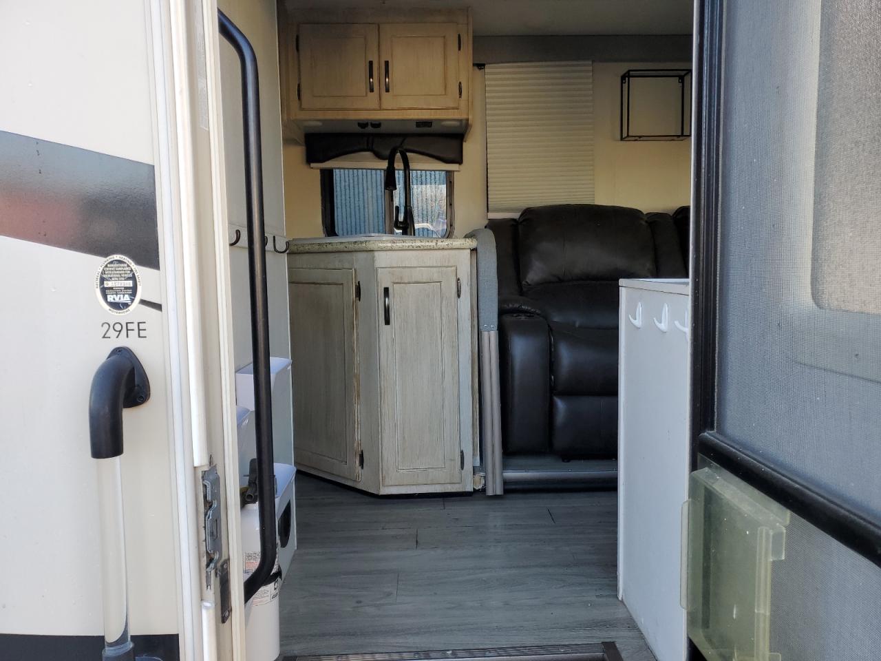 Ford Econoline E450 Super Duty Cutaway Van Image 3