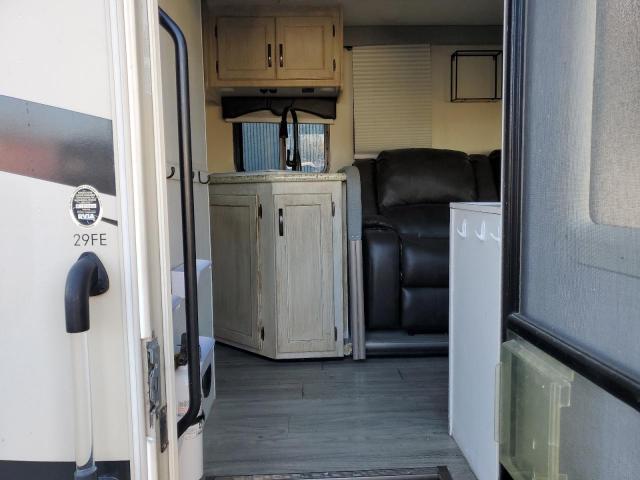 Ford Econoline E450 Super Duty Cutaway Van Image 3