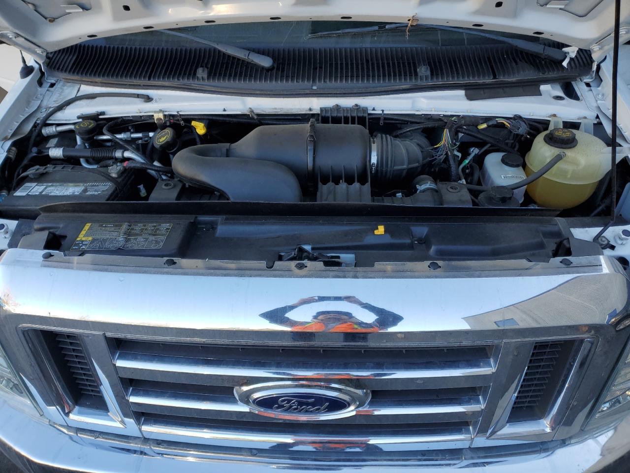 Ford Econoline E450 Super Duty Cutaway Van Image 2