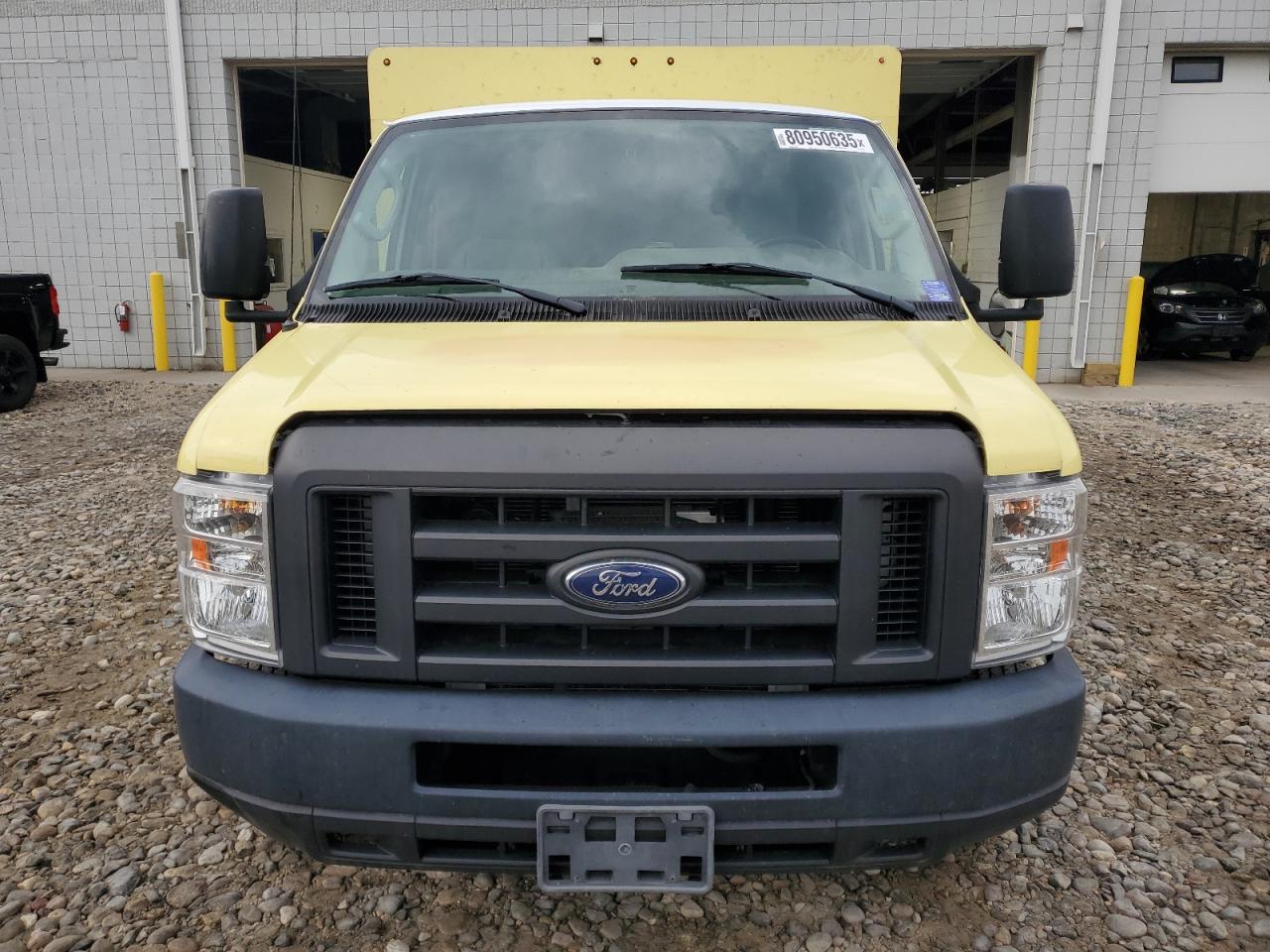 Ford Econoline E450 Super Duty Cutaway Van Image 3