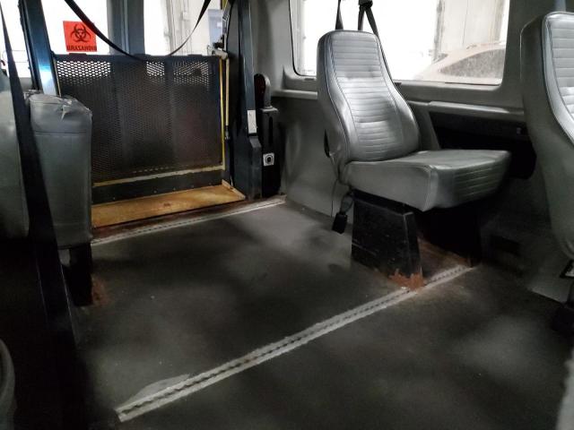 Ford Econoline E350 Super Duty Wagon Image 11