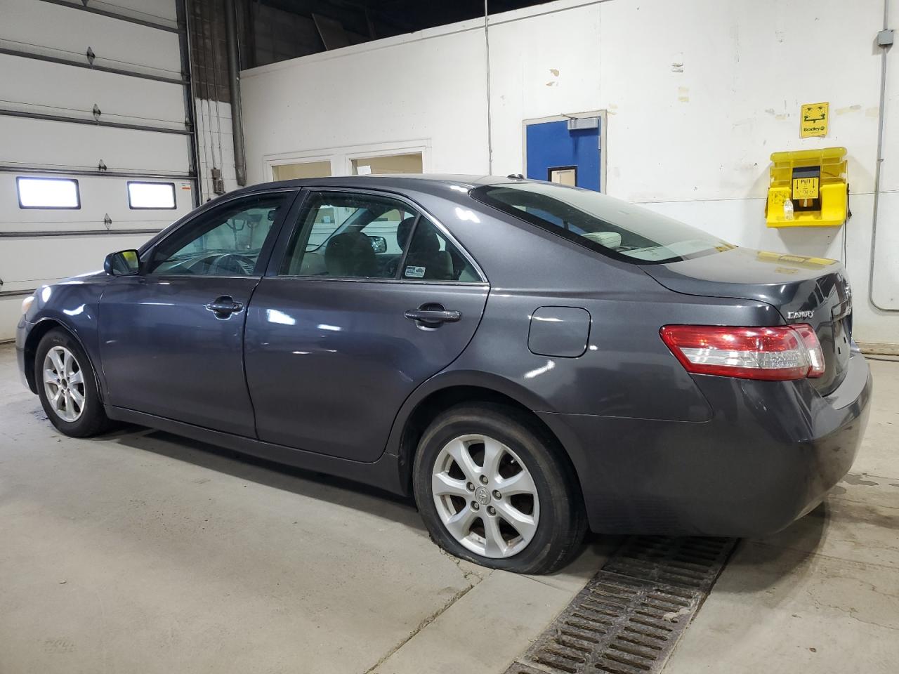 Toyota Camry Base Image 12