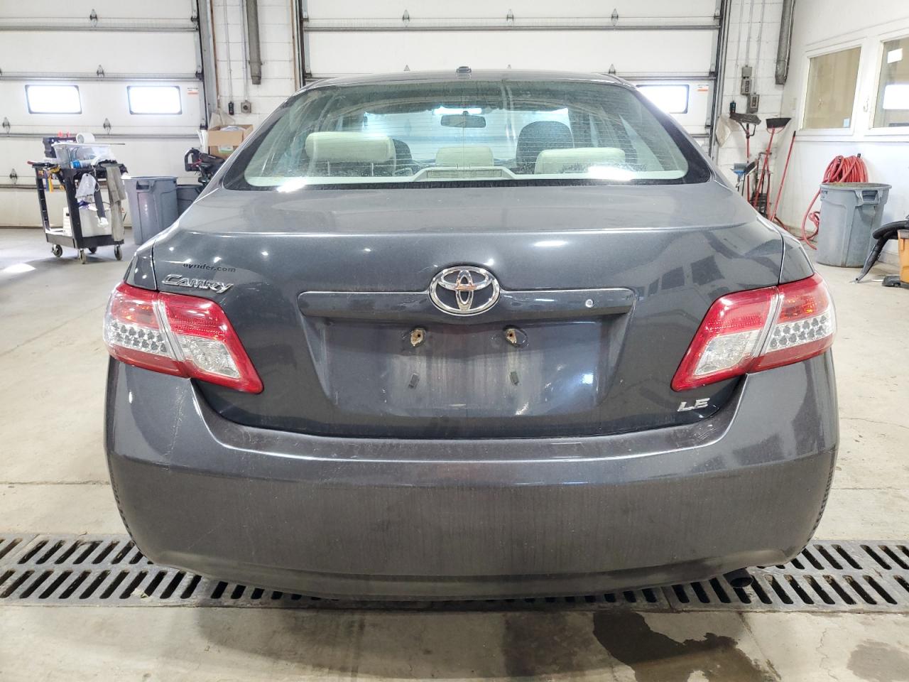 Toyota Camry Base Image 10
