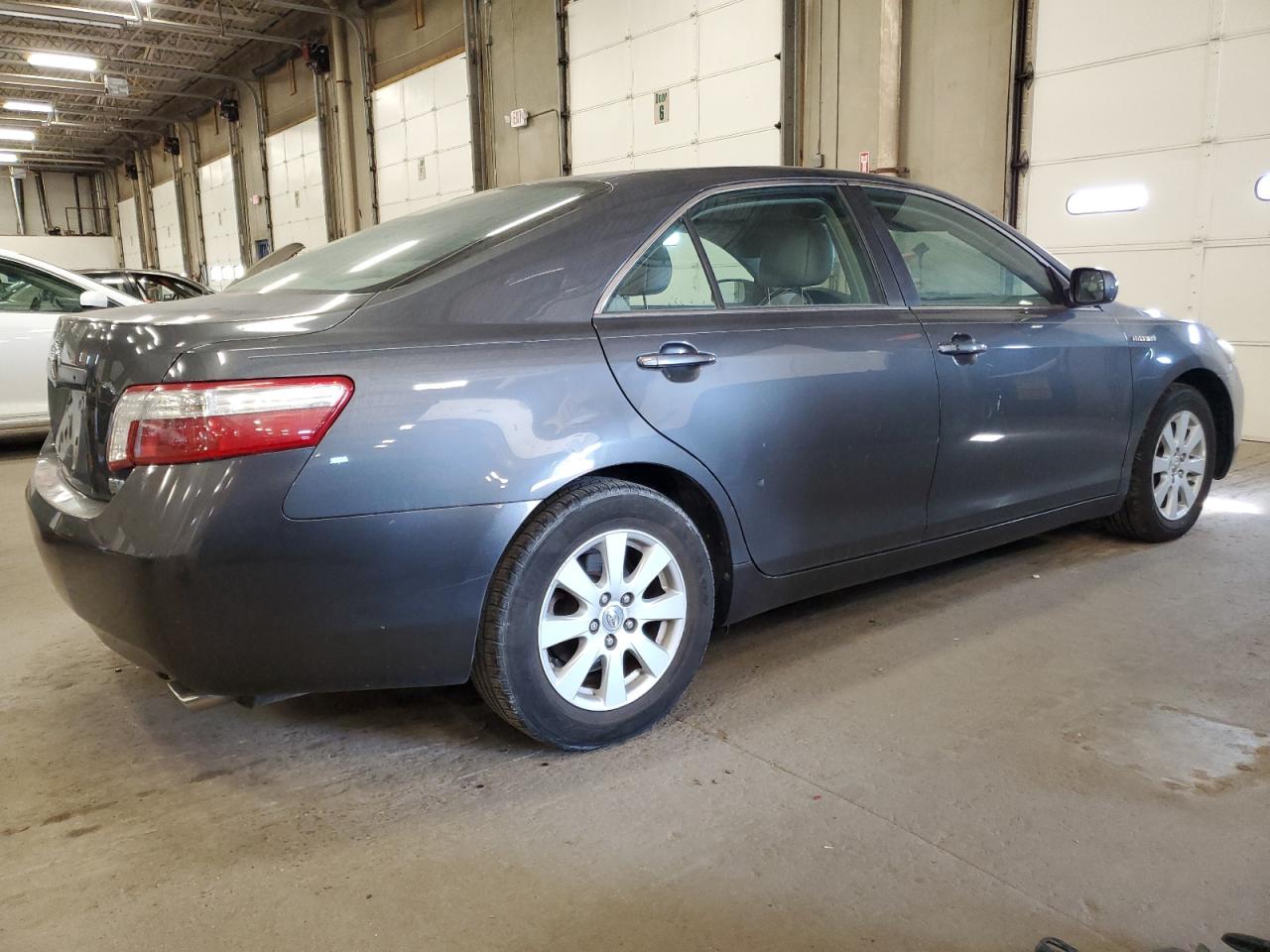 Toyota Camry Hybrid Image 3