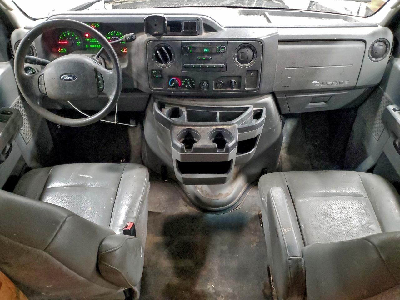 Ford Econoline E250 Van Image 7