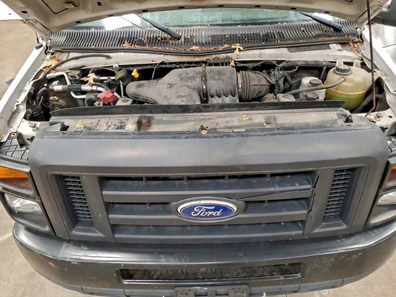 Ford Econoline E250 Van Image 13