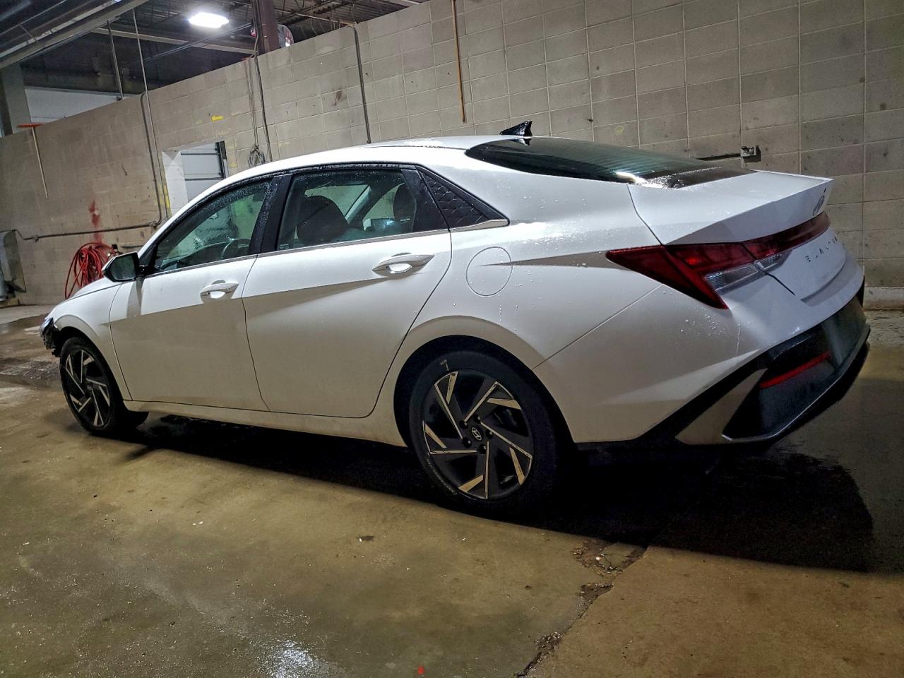 Hyundai ELANTRA Limited Image 11