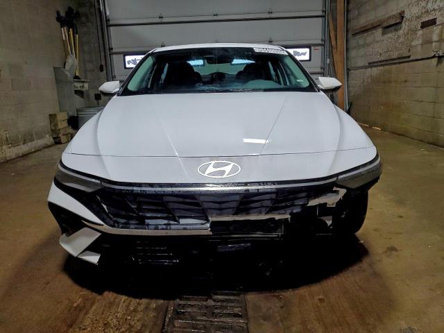 Hyundai ELANTRA Limited Image 12