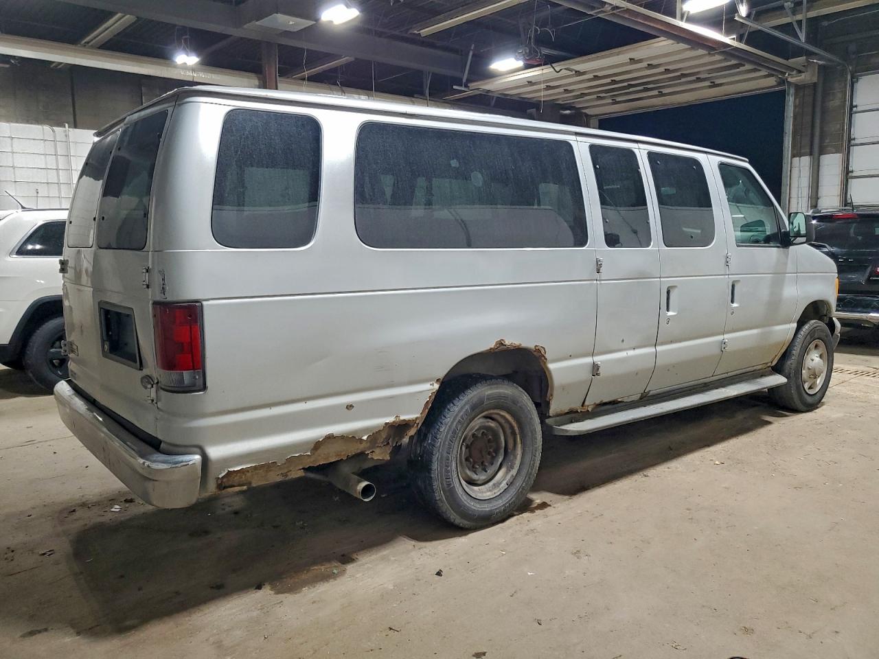 Ford Econoline E350 Super Duty Wagon Image 10