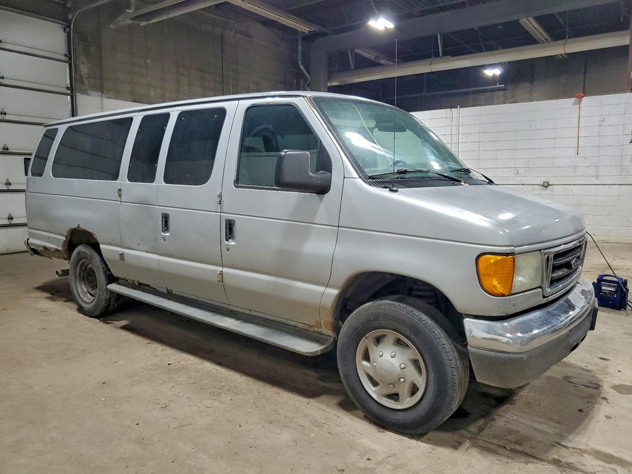 Ford Econoline E350 Super Duty Wagon Image 13
