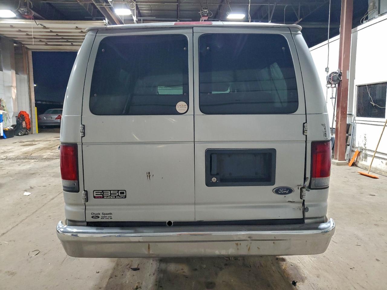 Ford Econoline E350 Super Duty Wagon Image 5