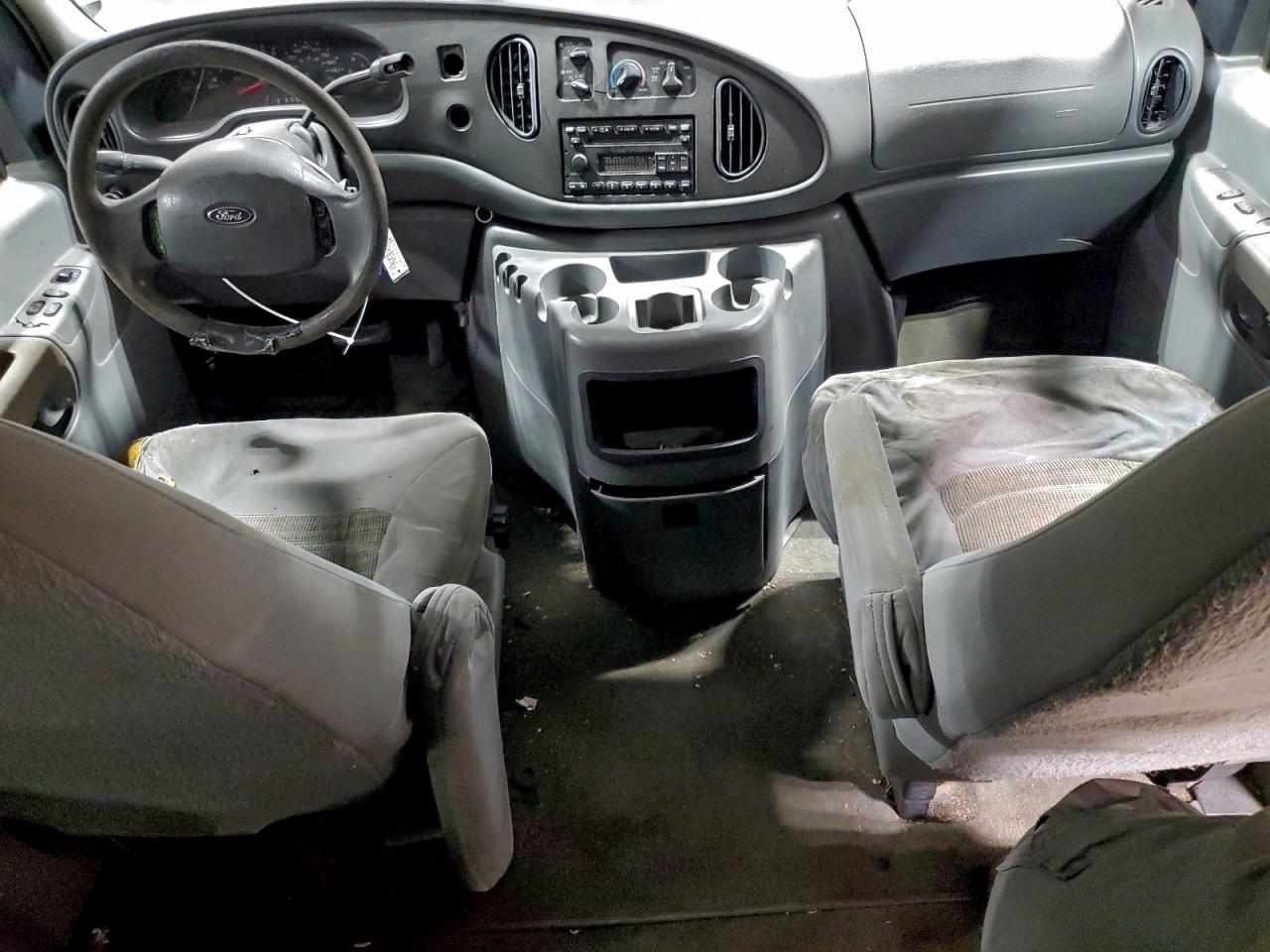 Ford Econoline E350 Super Duty Wagon Image 4