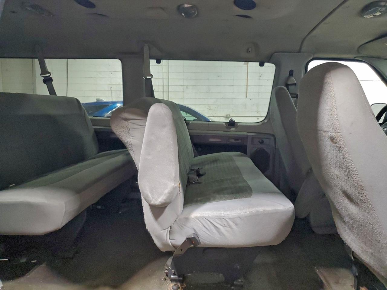 Ford Econoline E350 Super Duty Wagon Image 9