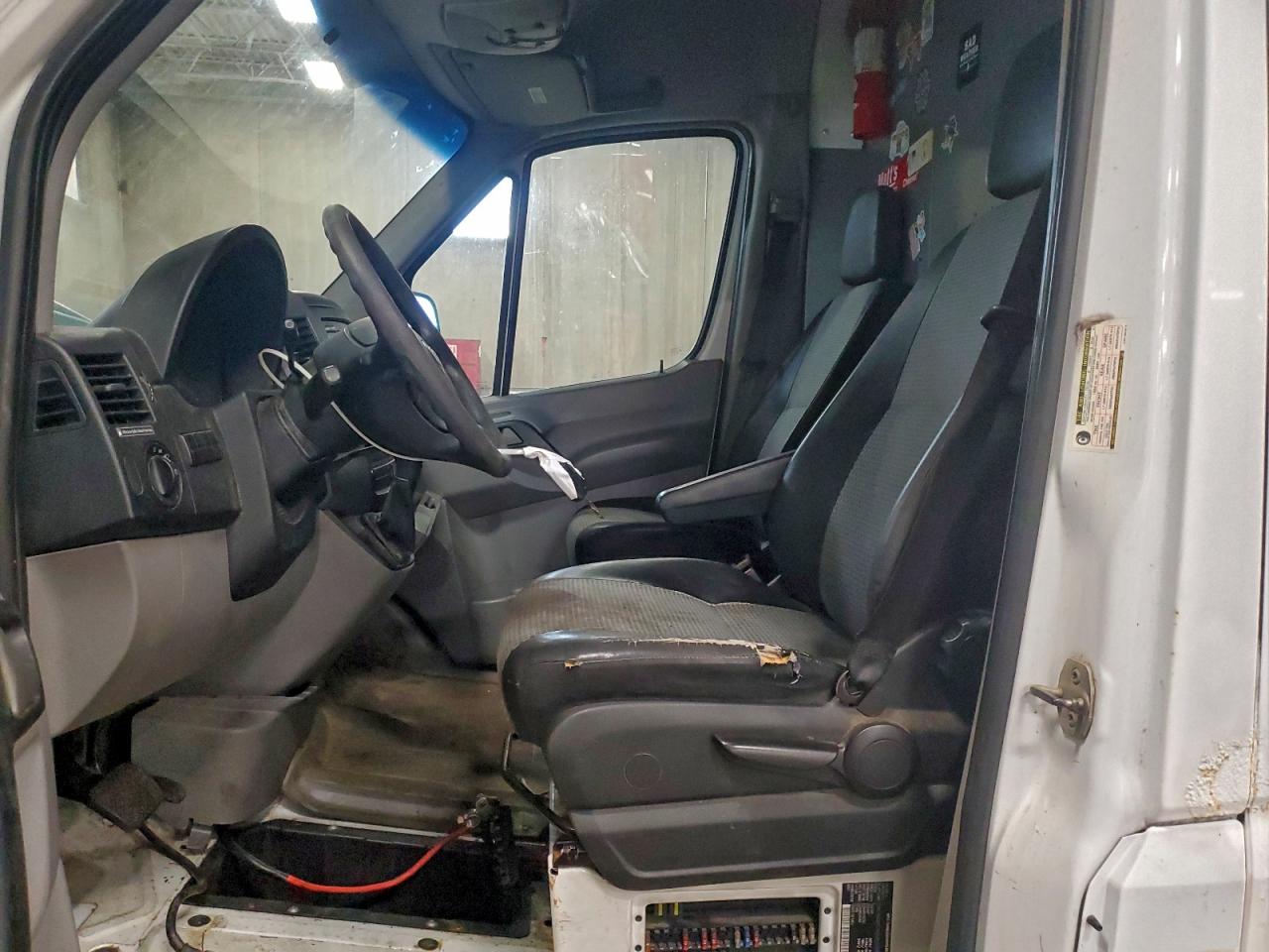 Dodge Sprinter 2500 Image 4