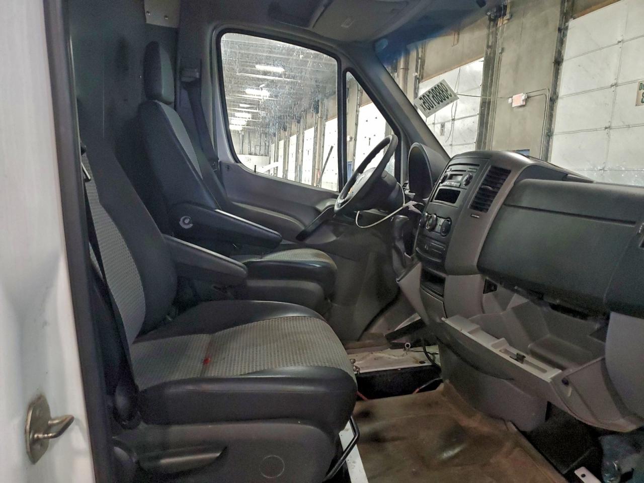 Dodge Sprinter 2500 Image 8